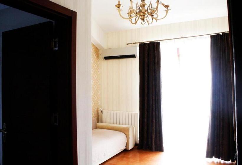 سوئیت با بالکن, Papion