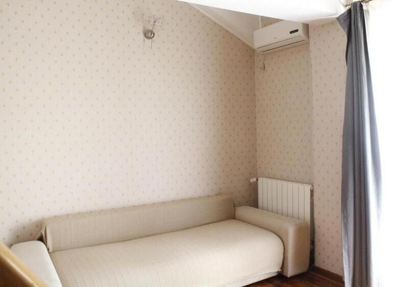 سوئیت با بالکن, Papion