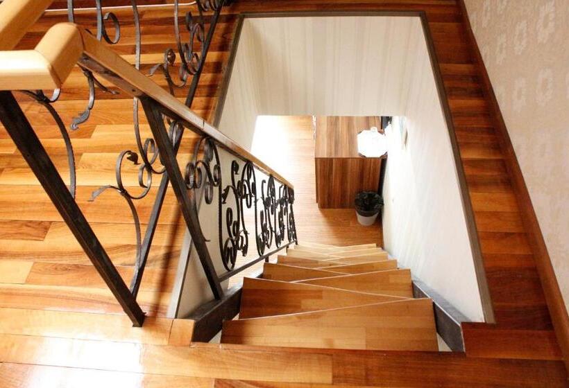 سوئیت با بالکن, Papion