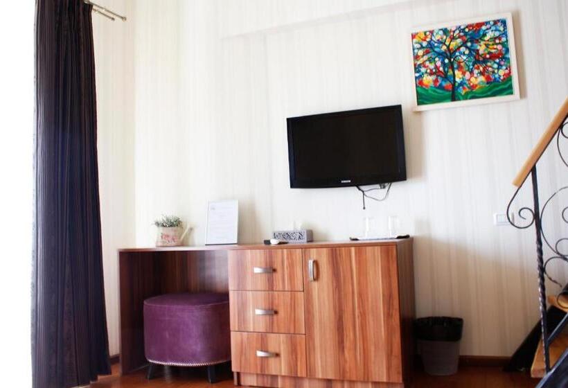 سوئیت با بالکن, Papion