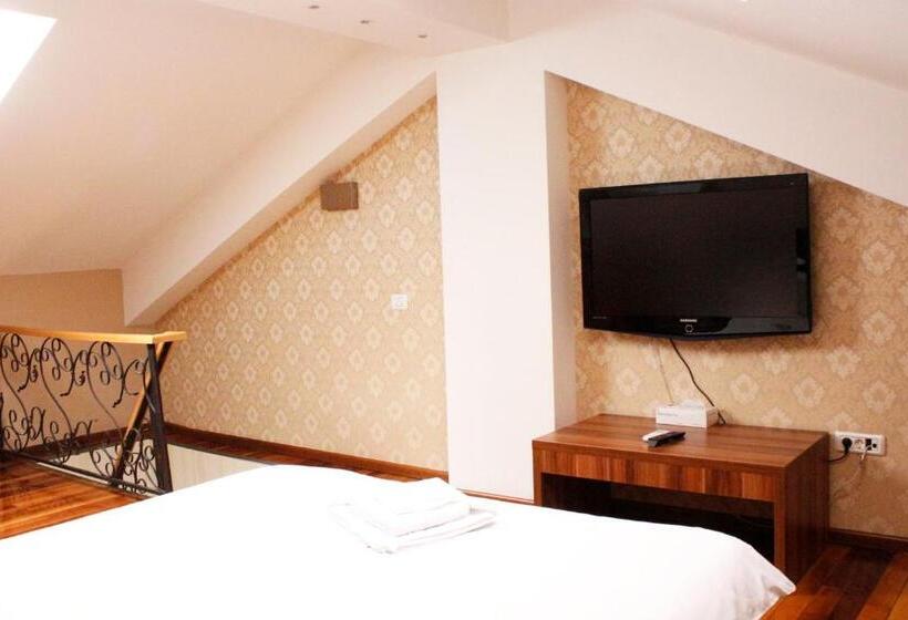 سوئیت با بالکن, Papion