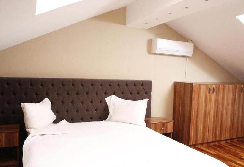 سوئیت با بالکن, Papion