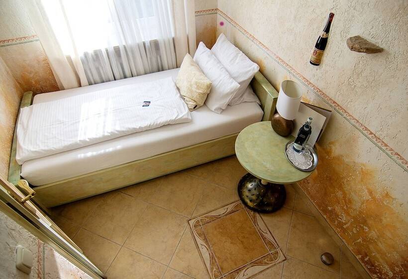 Номер Стандарт Индивидуальный, Tullius Die Rebmeisterei