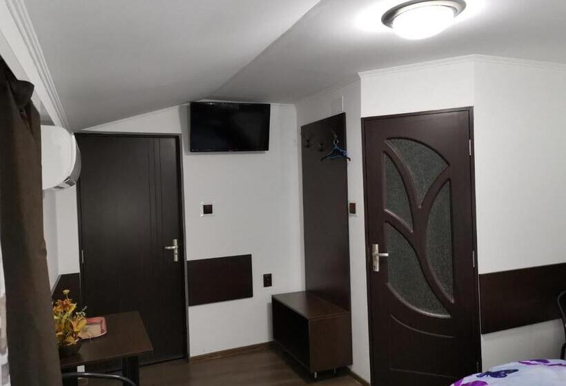 اتاق استاندارد سه نفره, Joe Hostel