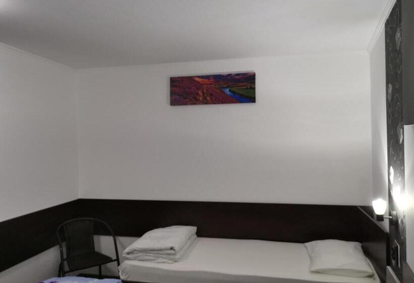 اتاق استاندارد سه نفره, Joe Hostel