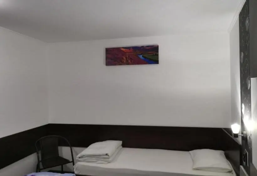 اتاق استاندارد سه نفره, Joe Hostel
