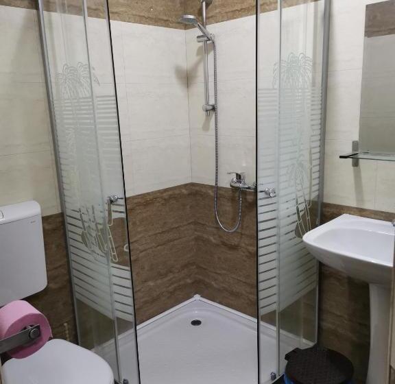 اتاق استاندارد سه نفره, Joe Hostel