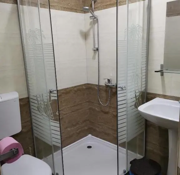 اتاق استاندارد سه نفره, Joe Hostel