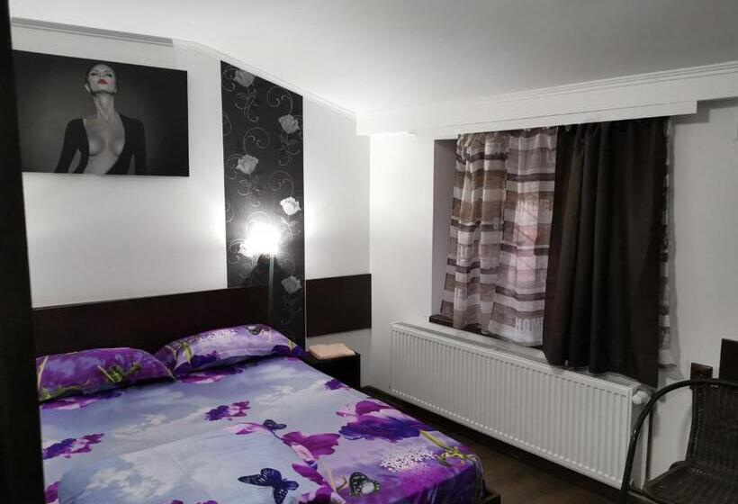 اتاق استاندارد سه نفره, Joe Hostel