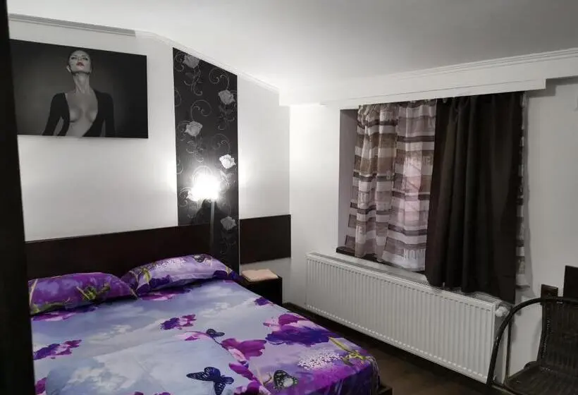 اتاق استاندارد سه نفره, Joe Hostel