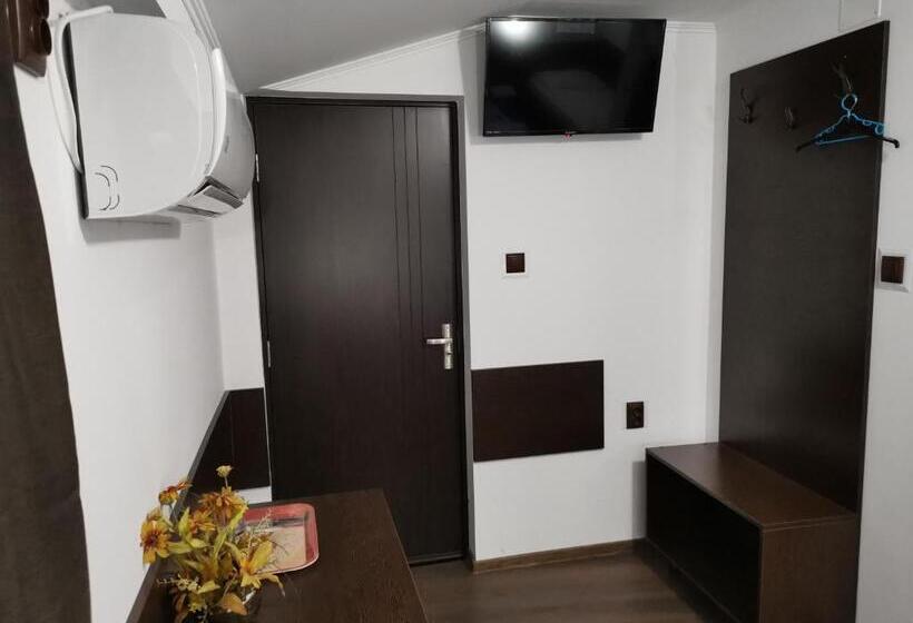 اتاق استاندارد سه نفره, Joe Hostel