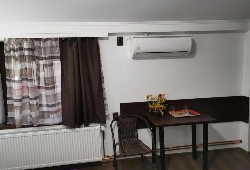 اتاق استاندارد سه نفره, Joe Hostel