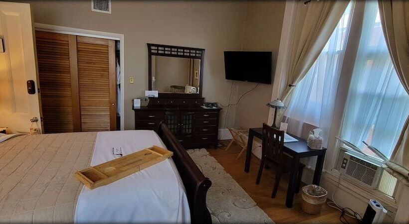 جناح, Inn At The Agora