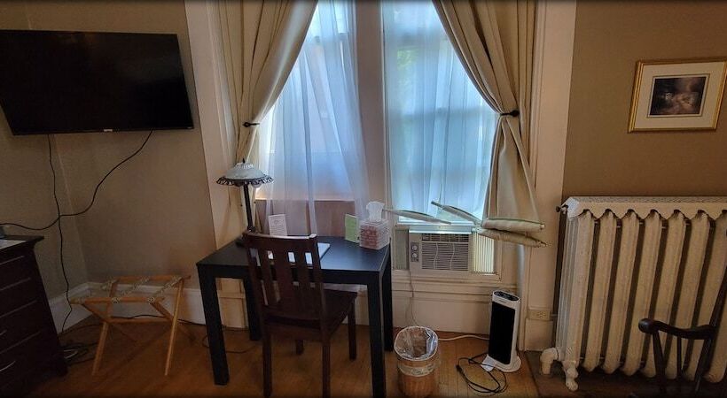 جناح, Inn At The Agora