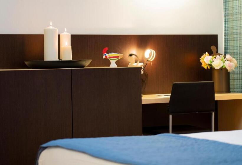 标准单人间, Nazionale