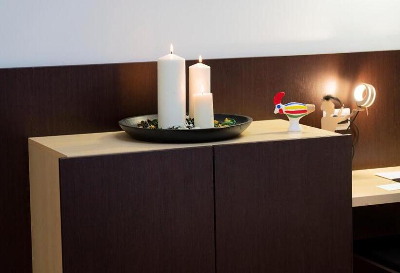 标准单人间, Nazionale