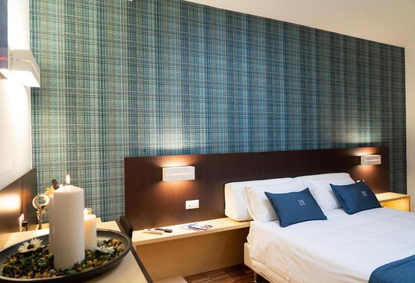 标准单人间, Nazionale