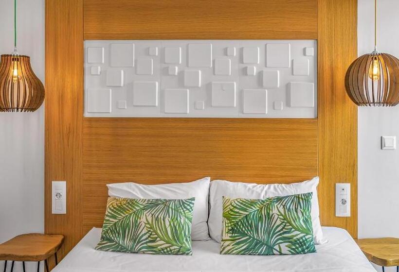 غرفة قياسية مطلّة علي حمام السباحة, Sunshine Studios