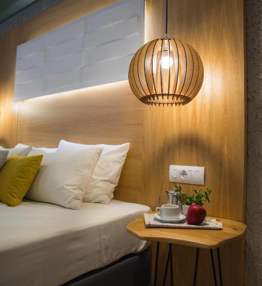 غرفة قياسية مطلّة علي حمام السباحة, Sunshine Studios