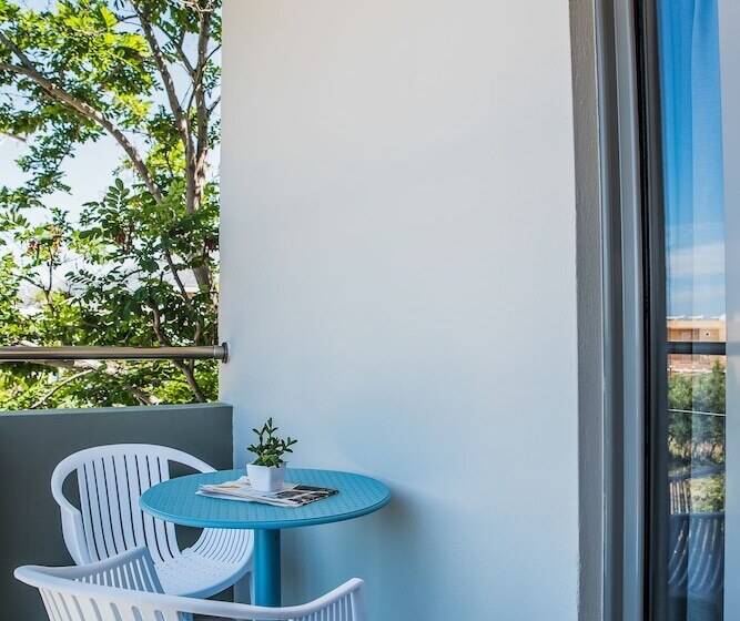 غرفة قياسية مطلّة علي حمام السباحة, Sunshine Studios