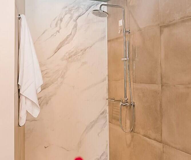 غرفة قياسية مطلّة علي حمام السباحة, Sunshine Studios