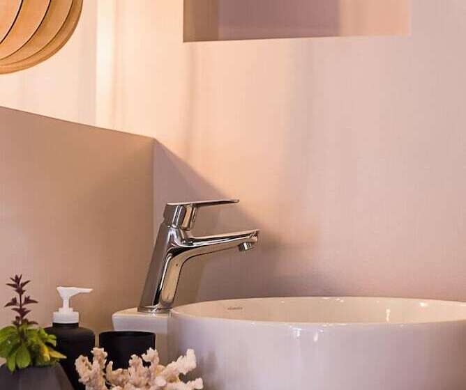 غرفة قياسية مطلّة علي حمام السباحة, Sunshine Studios