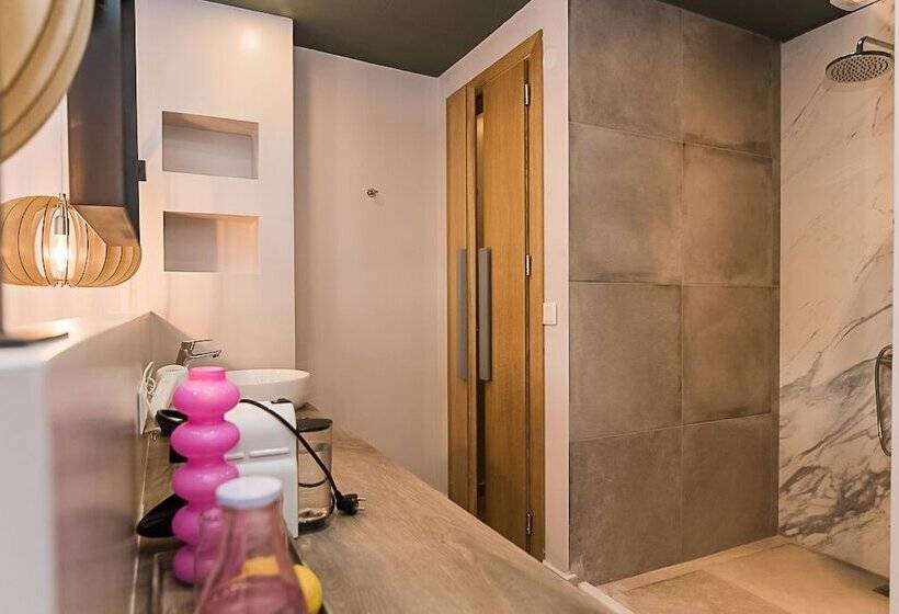 غرفة قياسية مطلّة علي حمام السباحة, Sunshine Studios