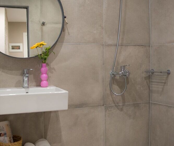 غرفة قياسية مطلّة علي حمام السباحة, Sunshine Studios