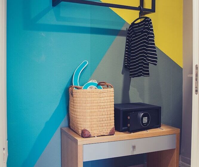 غرفة قياسية مطلّة علي حمام السباحة, Sunshine Studios