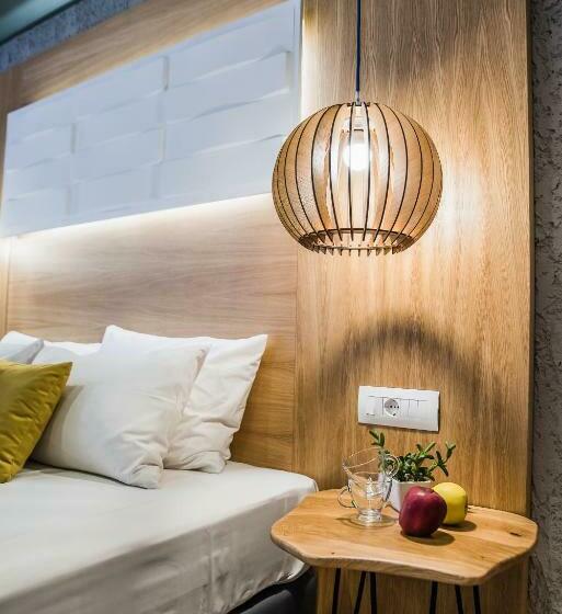 غرفة قياسية مطلّة علي حمام السباحة, Sunshine Studios