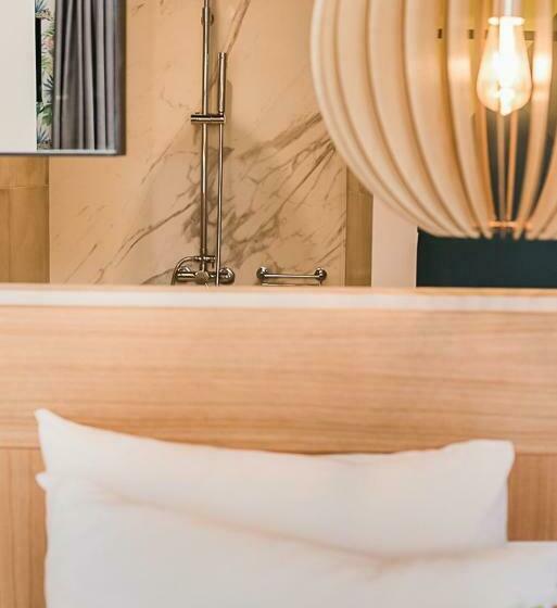 غرفة قياسية مطلّة علي حمام السباحة, Sunshine Studios