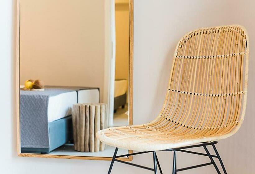 غرفة قياسية مطلّة علي حمام السباحة, Sunshine Studios