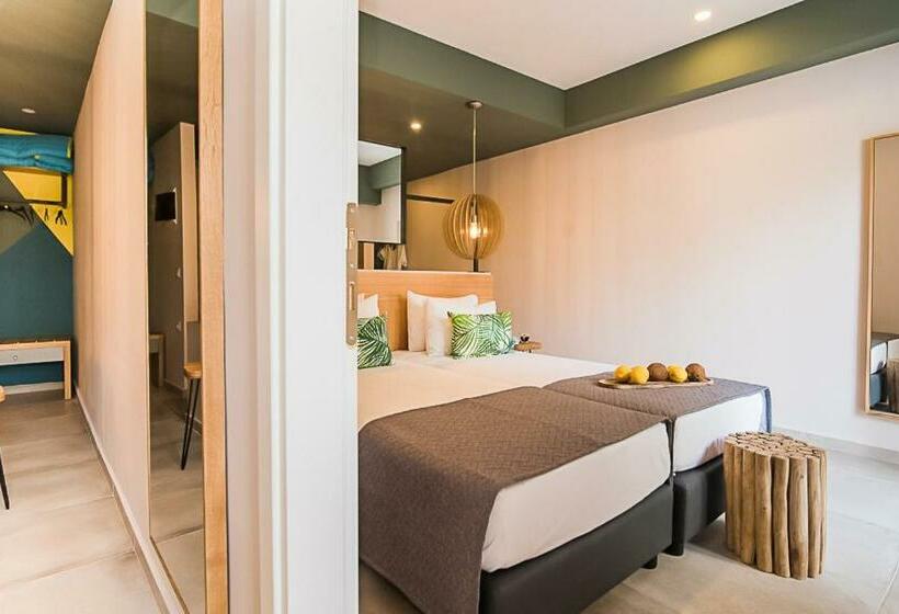 غرفة قياسية مطلّة علي حمام السباحة, Sunshine Studios