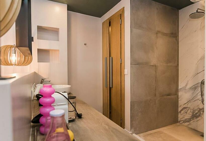 غرفة قياسية مطلّة علي حمام السباحة, Sunshine Studios