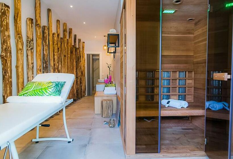 غرفة قياسية مطلّة علي حمام السباحة, Sunshine Studios