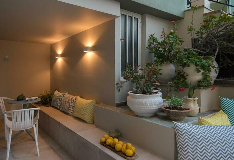 غرفة قياسية مطلّة علي حمام السباحة, Sunshine Studios