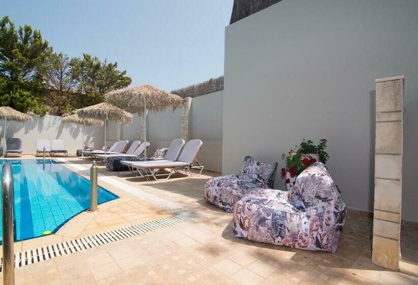 غرفة قياسية مطلّة علي حمام السباحة, Sunshine Studios