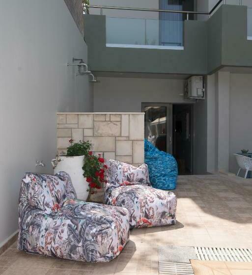 غرفة قياسية مطلّة علي حمام السباحة, Sunshine Studios