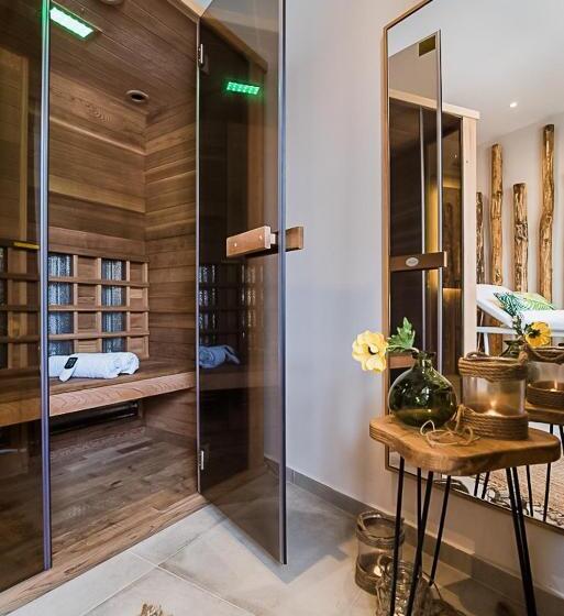 غرفة قياسية مطلّة علي حمام السباحة, Sunshine Studios