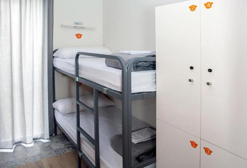 اتاق استاندارد سه نفره, Meeting Point Hostels