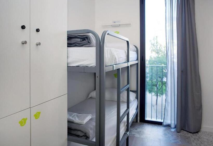 اتاق استاندارد سه نفره, Meeting Point Hostels