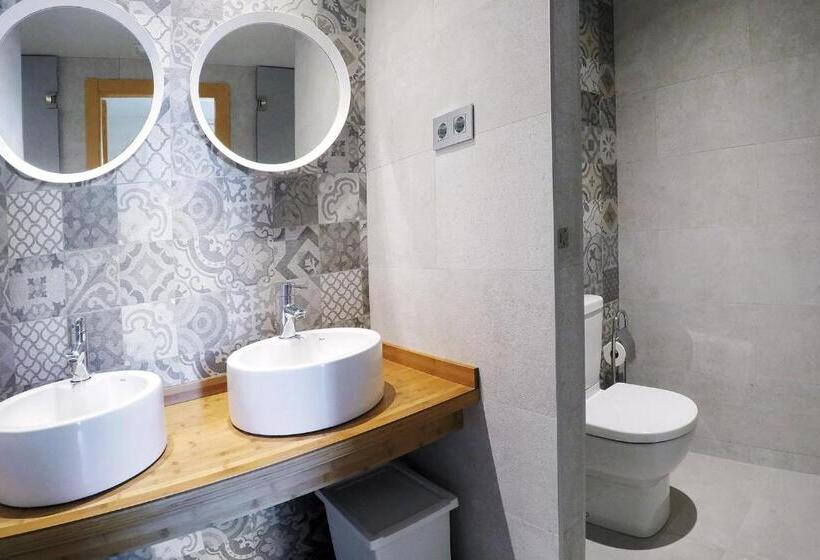 اتاق استاندارد سه نفره, Meeting Point Hostels