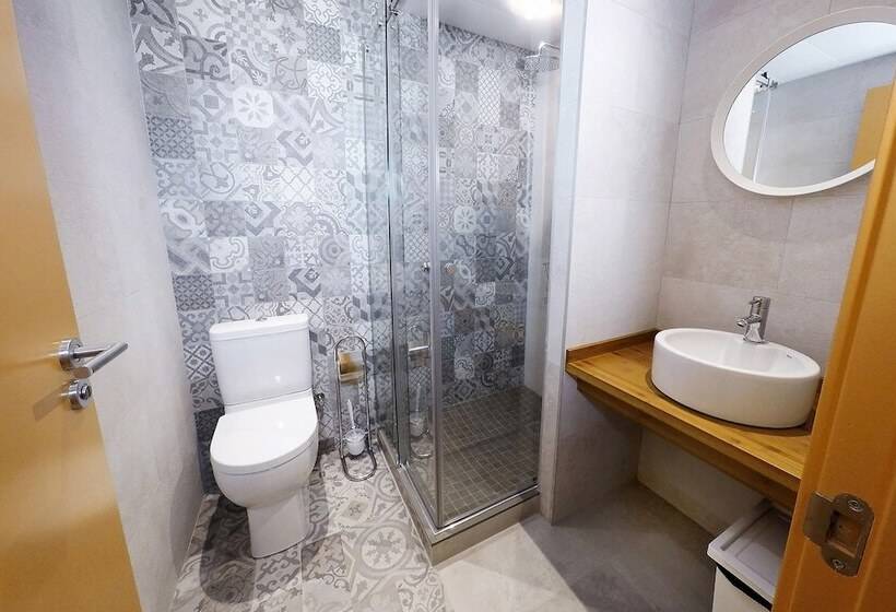 اتاق استاندارد سه نفره, Meeting Point Hostels