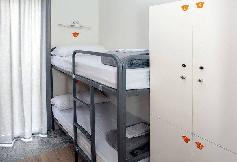 اتاق استاندارد سه نفره, Meeting Point Hostels