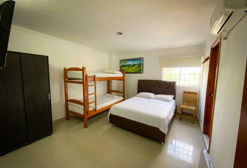 غرفة قياسية رباعية, Aeromar Central