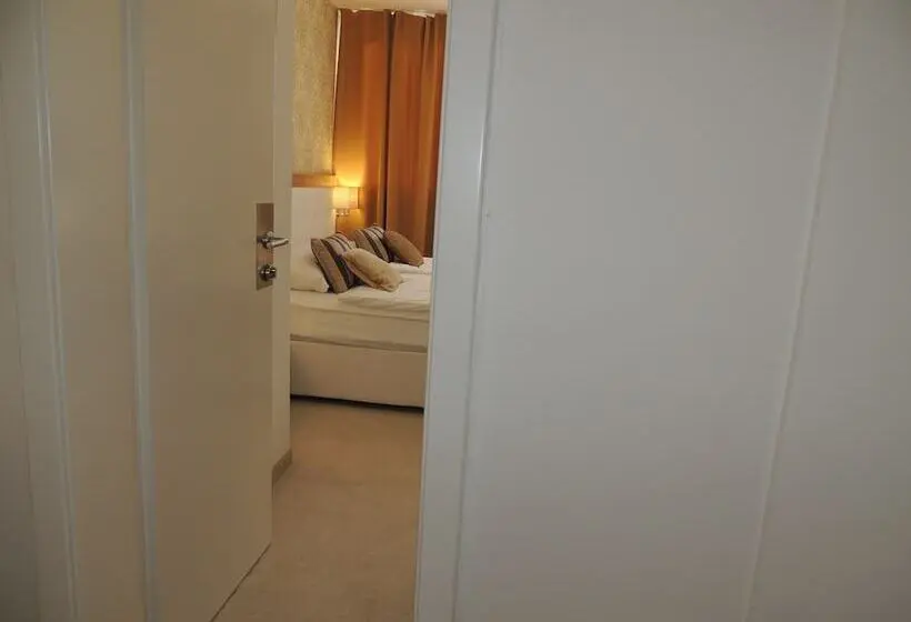 Habitación Familiar, Corner