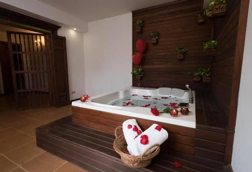 سوئیت با وان آب گرم, Nueva Granada Hotel Colonial  Centro Histórico