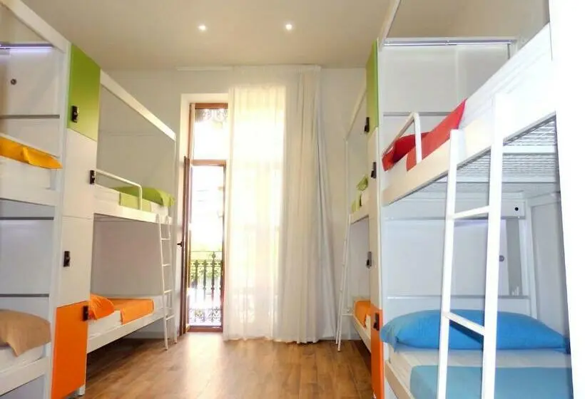 تختخواب در اتاق مشترک, Urban Youth Hostel