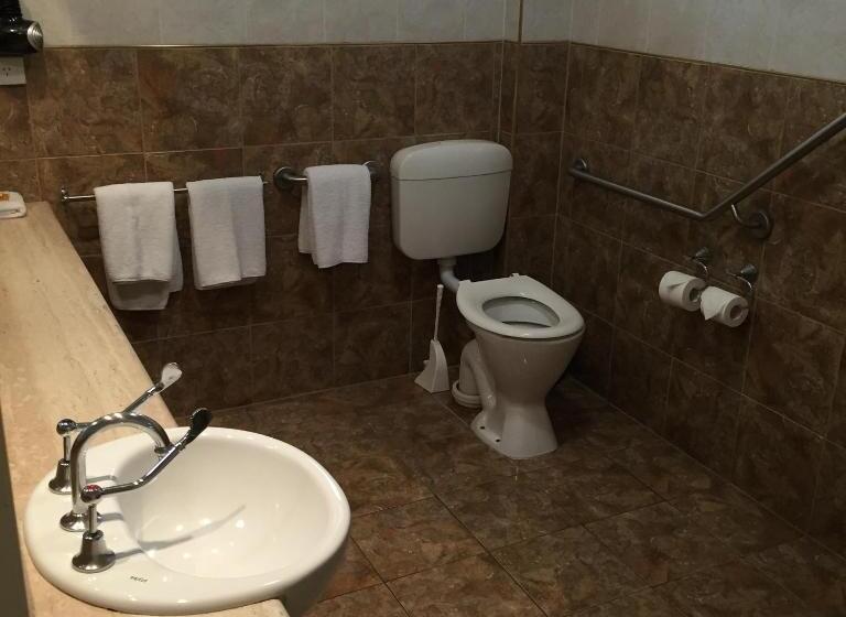 استودیوی استاندارد, Criterion Hotel Motel Rockhampton