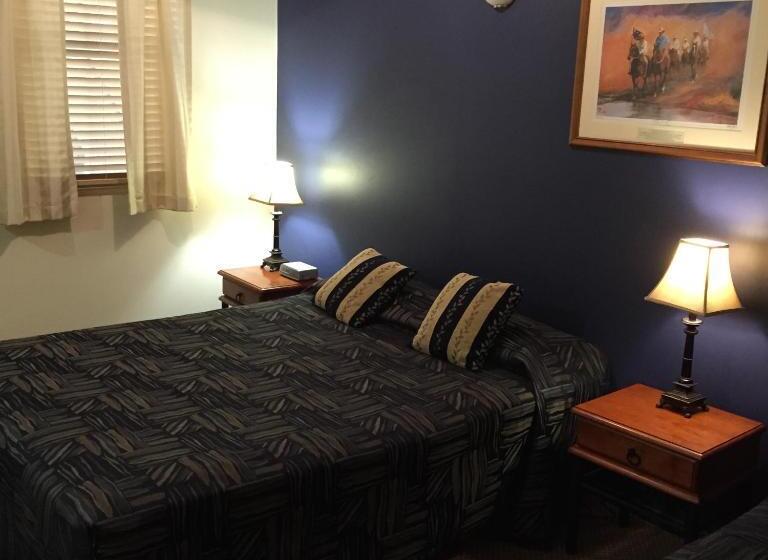 스탠다드 스튜디오, Criterion Hotel Motel Rockhampton